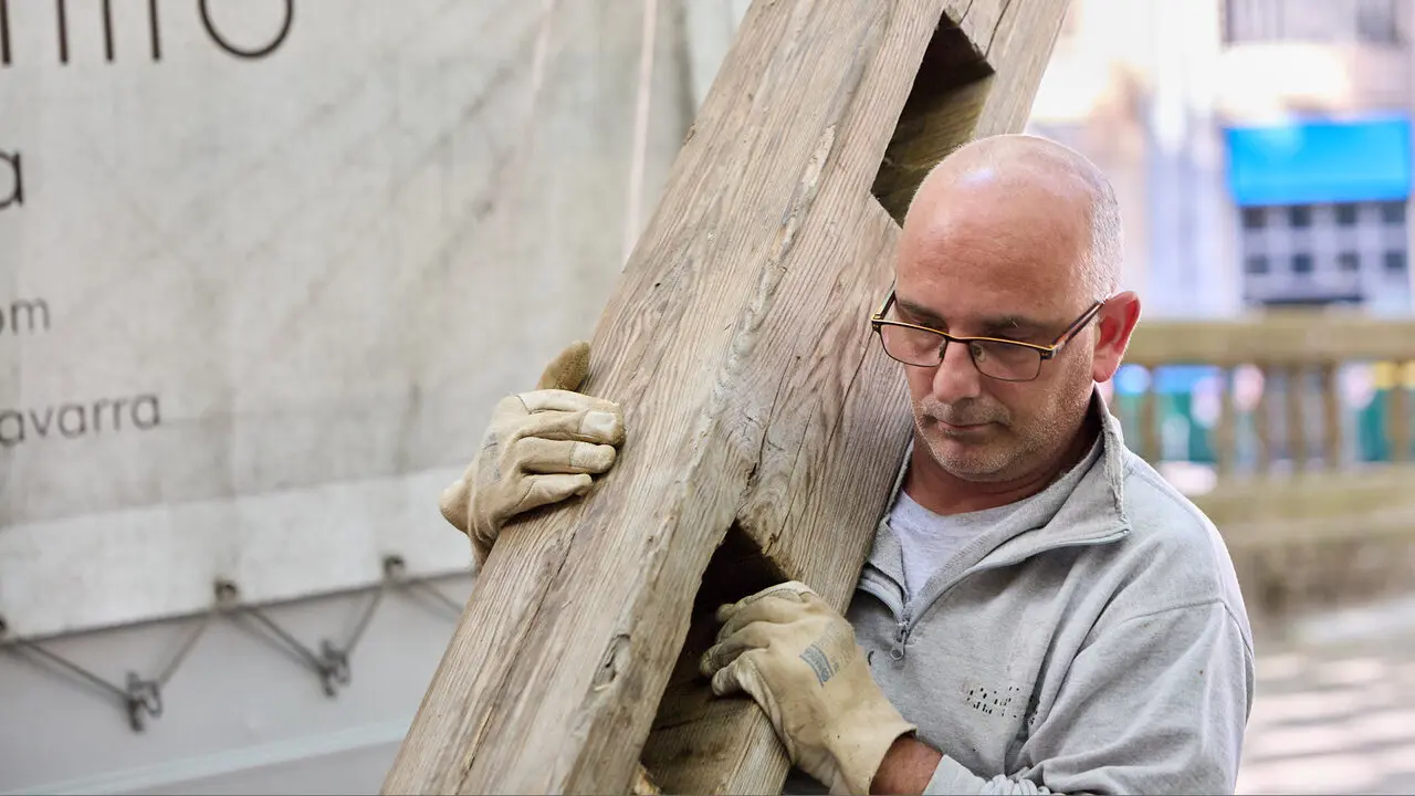 Operarios de la carpinter&iacute;a Hermanos Aldaz Remiro comienzan a instalar el vallado del encierro para los Sanfermines de 2026. I&Ntilde;IGO ALZUGARAY