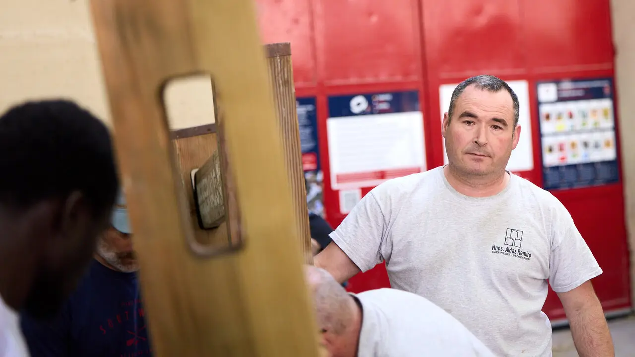 Operarios de la carpinter&iacute;a Hermanos Aldaz Remiro comienzan a instalar el vallado del encierro para los Sanfermines de 2026. I&Ntilde;IGO ALZUGARAY