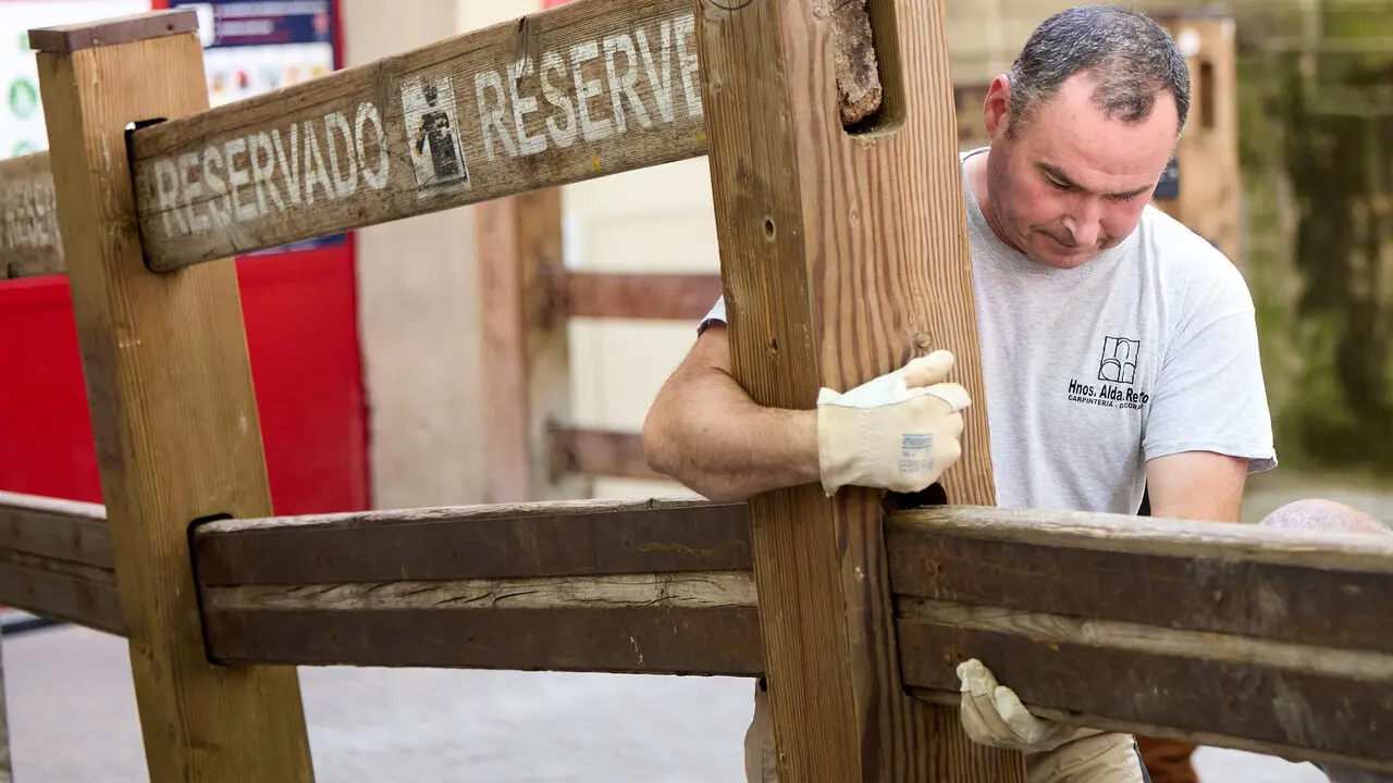 Operarios de la carpinter&iacute;a Hermanos Aldaz Remiro comienzan a instalar el vallado del encierro para los Sanfermines de 2026. I&Ntilde;IGO ALZUGARAY