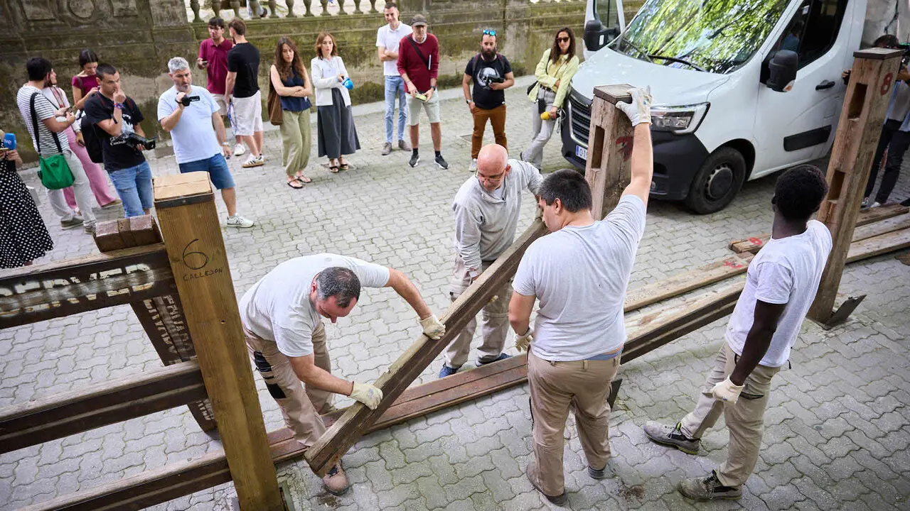 Operarios de la carpinter&iacute;a Hermanos Aldaz Remiro comienzan a instalar el vallado del encierro para los Sanfermines de 2026. I&Ntilde;IGO ALZUGARAY