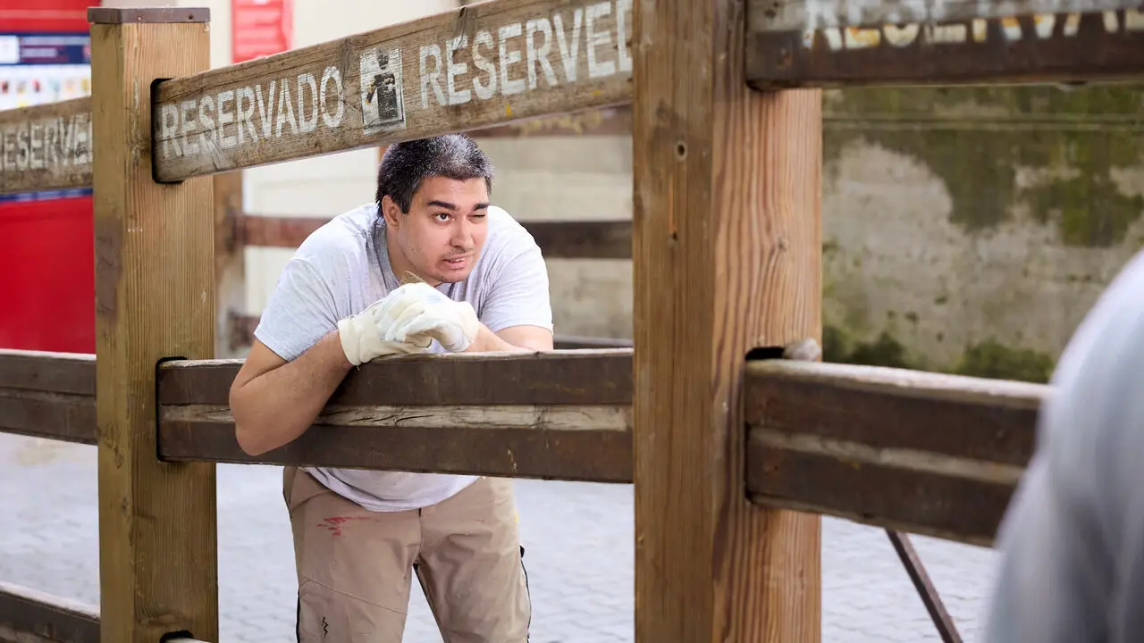 Operarios de la carpinter&iacute;a Hermanos Aldaz Remiro comienzan a instalar el vallado del encierro para los Sanfermines de 2026. I&Ntilde;IGO ALZUGARAY