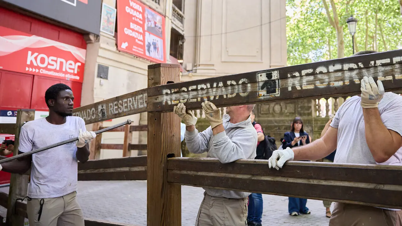 Operarios de la carpinter&iacute;a Hermanos Aldaz Remiro comienzan a instalar el vallado del encierro para los Sanfermines de 2026. I&Ntilde;IGO ALZUGARAY