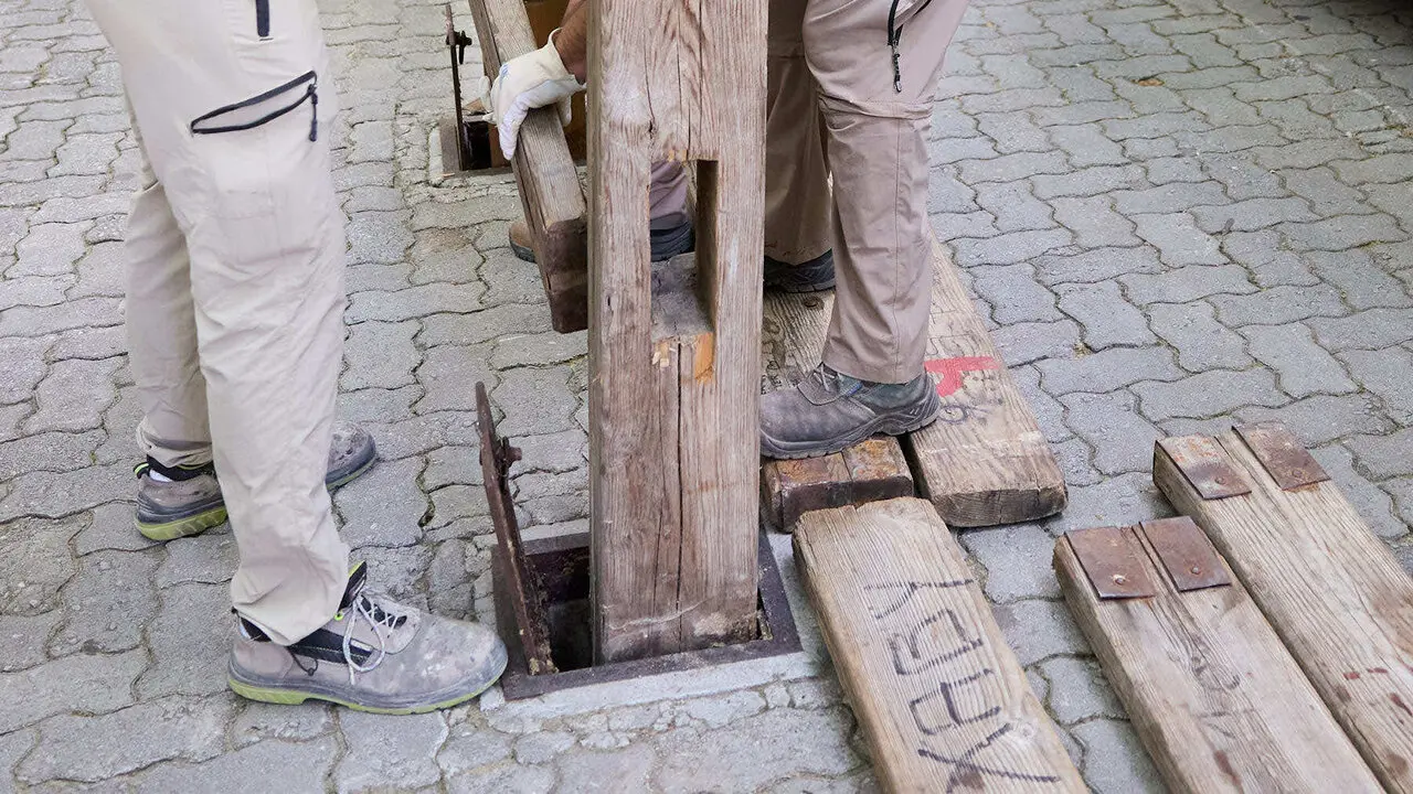 Operarios de la carpinter&iacute;a Hermanos Aldaz Remiro comienzan a instalar el vallado del encierro para los Sanfermines de 2026. I&Ntilde;IGO ALZUGARAY