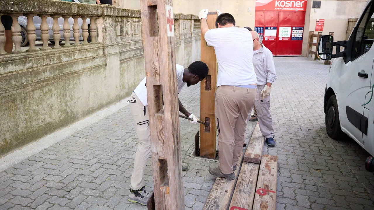 Operarios de la carpinter&iacute;a Hermanos Aldaz Remiro comienzan a instalar el vallado del encierro para los Sanfermines de 2026. I&Ntilde;IGO ALZUGARAY