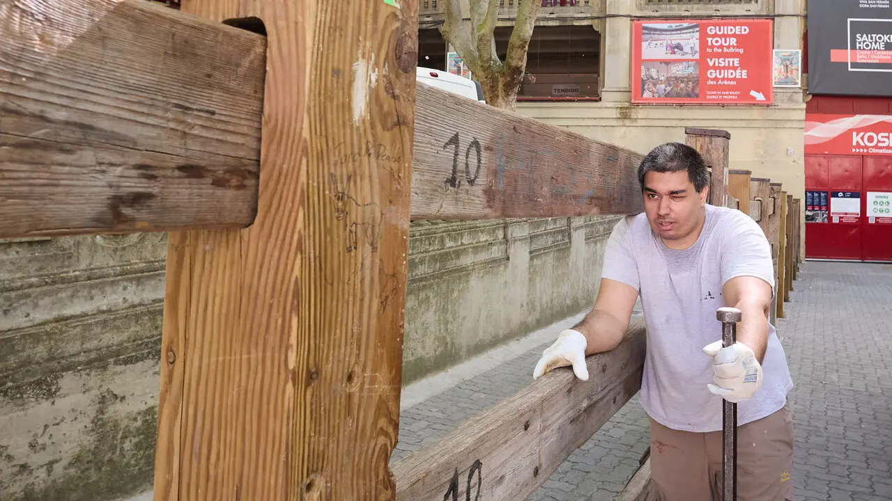 Operarios de la carpinter&iacute;a Hermanos Aldaz Remiro comienzan a instalar el vallado del encierro para los Sanfermines de 2026. I&Ntilde;IGO ALZUGARAY