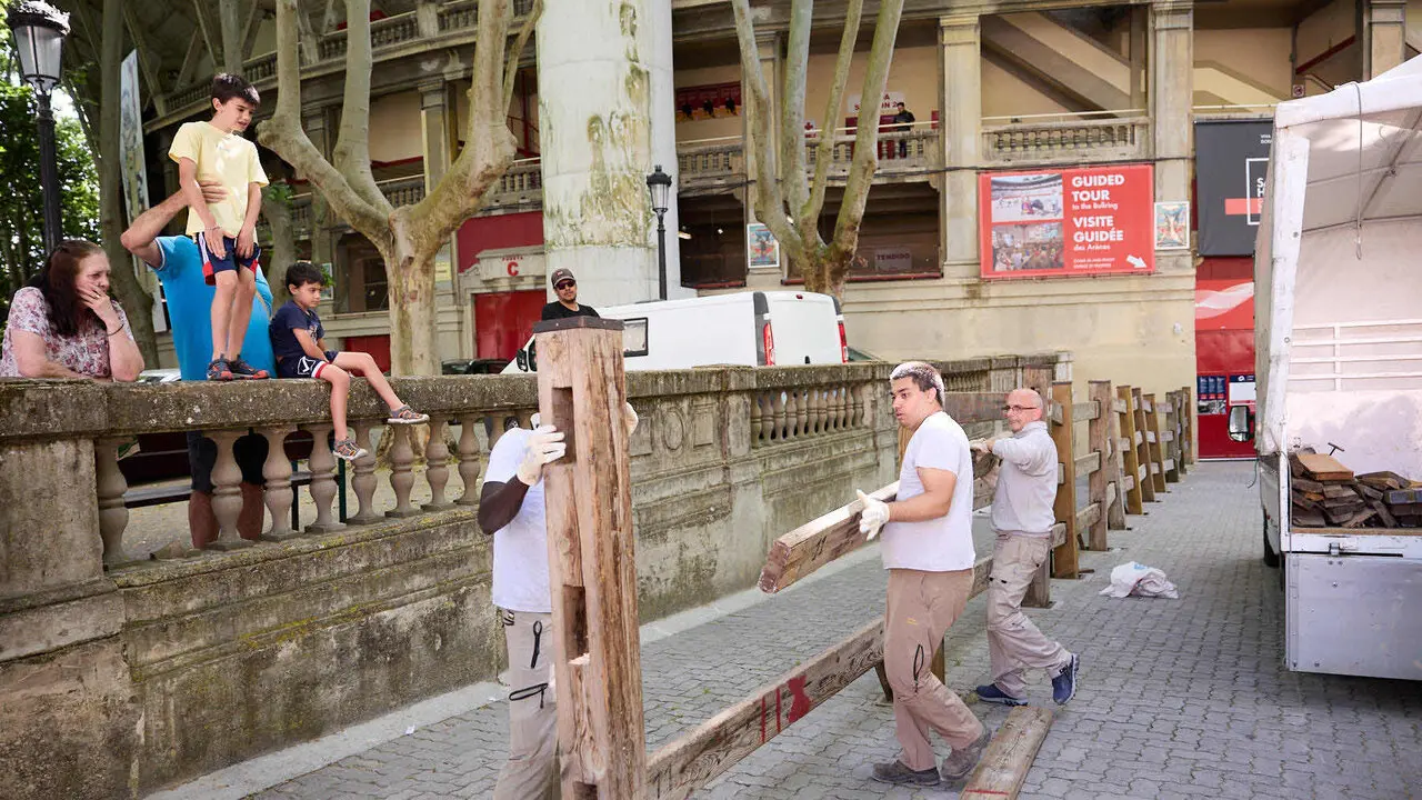 Operarios de la carpinter&iacute;a Hermanos Aldaz Remiro comienzan a instalar el vallado del encierro para los Sanfermines de 2026. I&Ntilde;IGO ALZUGARAY