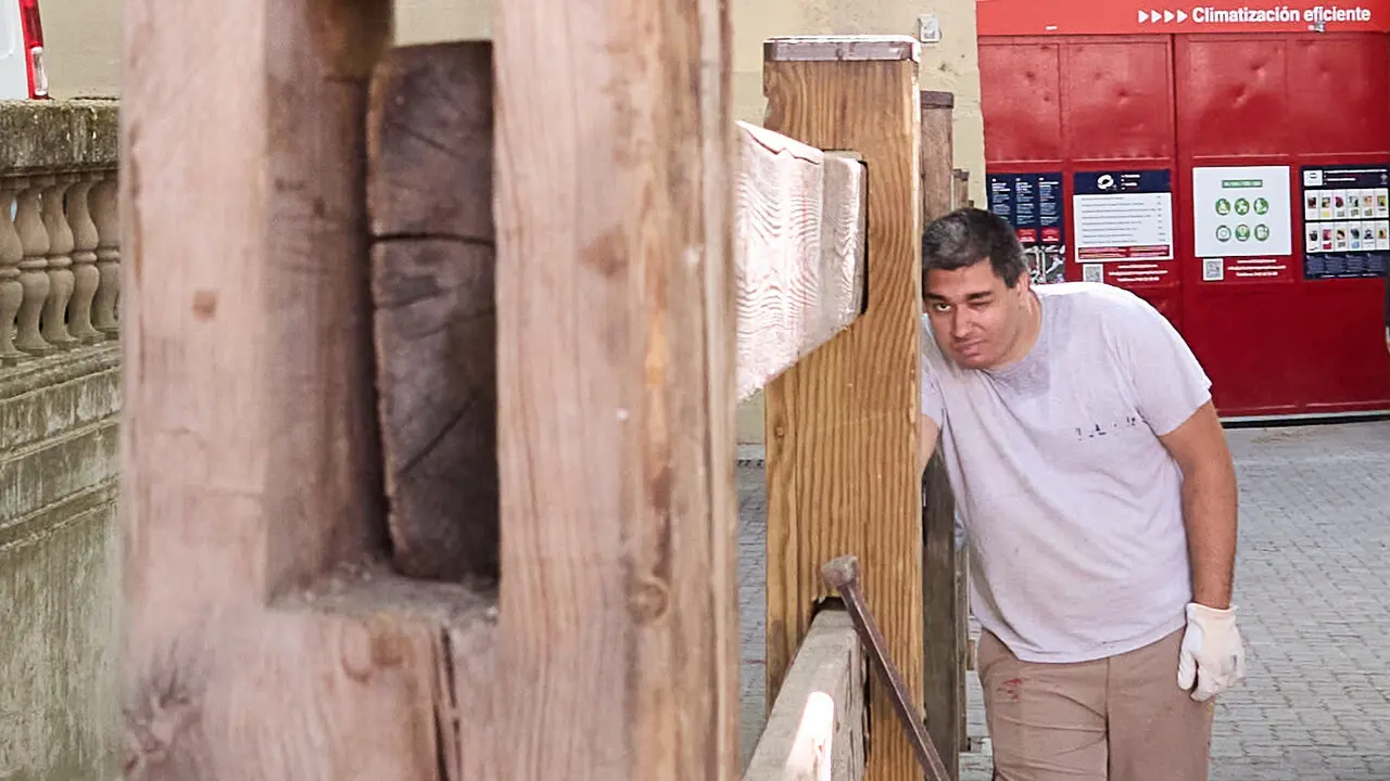 Operarios de la carpinter&iacute;a Hermanos Aldaz Remiro comienzan a instalar el vallado del encierro para los Sanfermines de 2026. I&Ntilde;IGO ALZUGARAY