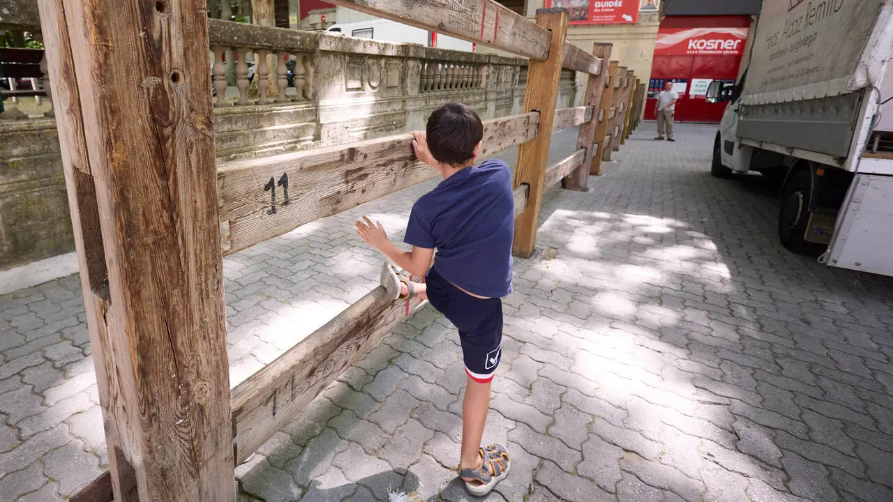 Operarios de la carpinter&iacute;a Hermanos Aldaz Remiro comienzan a instalar el vallado del encierro para los Sanfermines de 2026. I&Ntilde;IGO ALZUGARAY