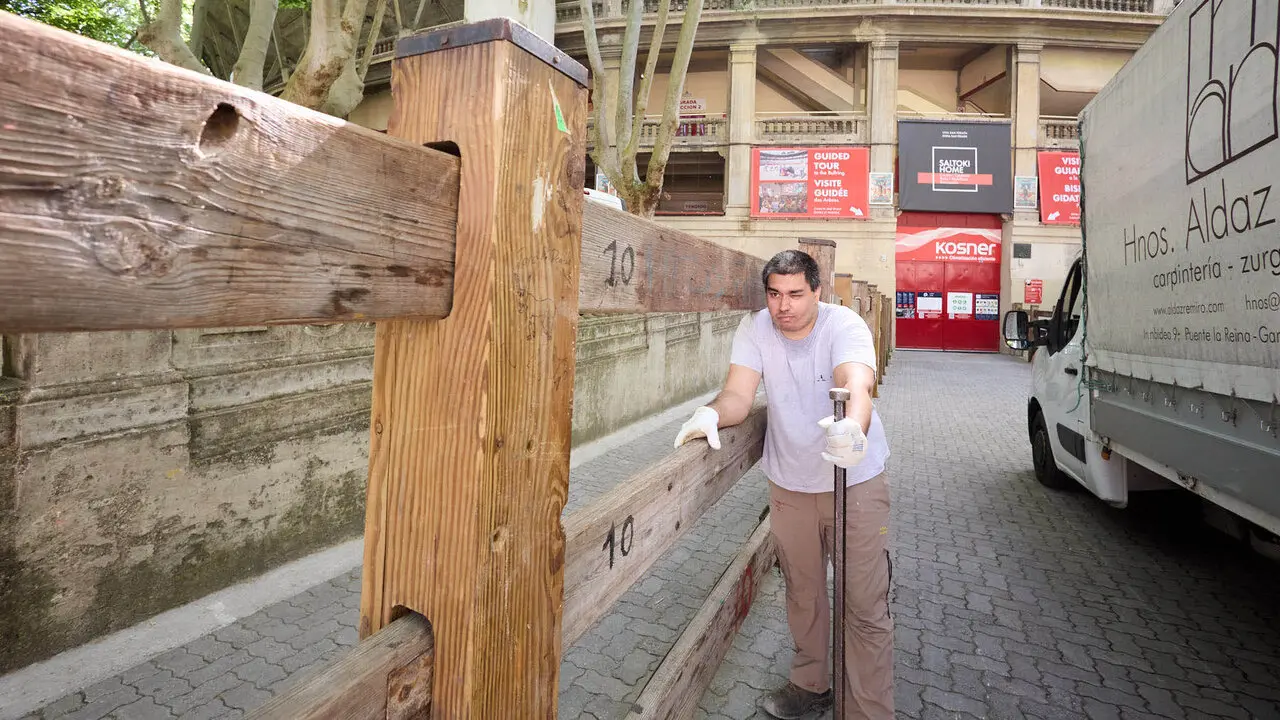 Operarios de la carpinter&iacute;a Hermanos Aldaz Remiro comienzan a instalar el vallado del encierro para los Sanfermines de 2026. I&Ntilde;IGO ALZUGARAY