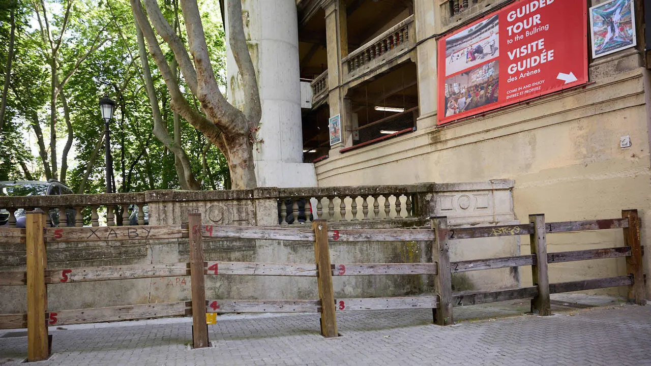 Operarios de la carpinter&iacute;a Hermanos Aldaz Remiro comienzan a instalar el vallado del encierro para los Sanfermines de 2026. I&Ntilde;IGO ALZUGARAY