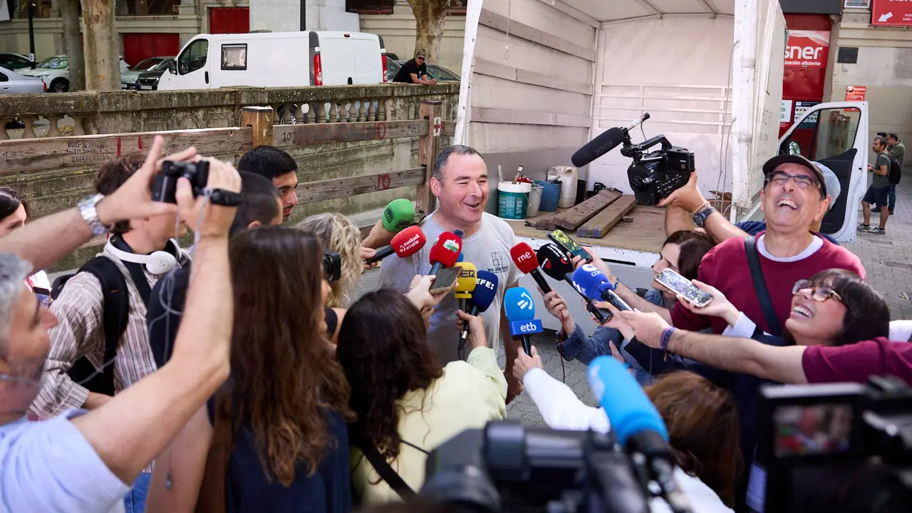 Operarios de la carpinter&iacute;a Hermanos Aldaz Remiro comienzan a instalar el vallado del encierro para los Sanfermines de 2026. I&Ntilde;IGO ALZUGARAY