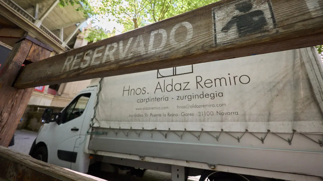 Operarios de la carpinter&iacute;a Hermanos Aldaz Remiro comienzan a instalar el vallado del encierro para los Sanfermines de 2026. I&Ntilde;IGO ALZUGARAY