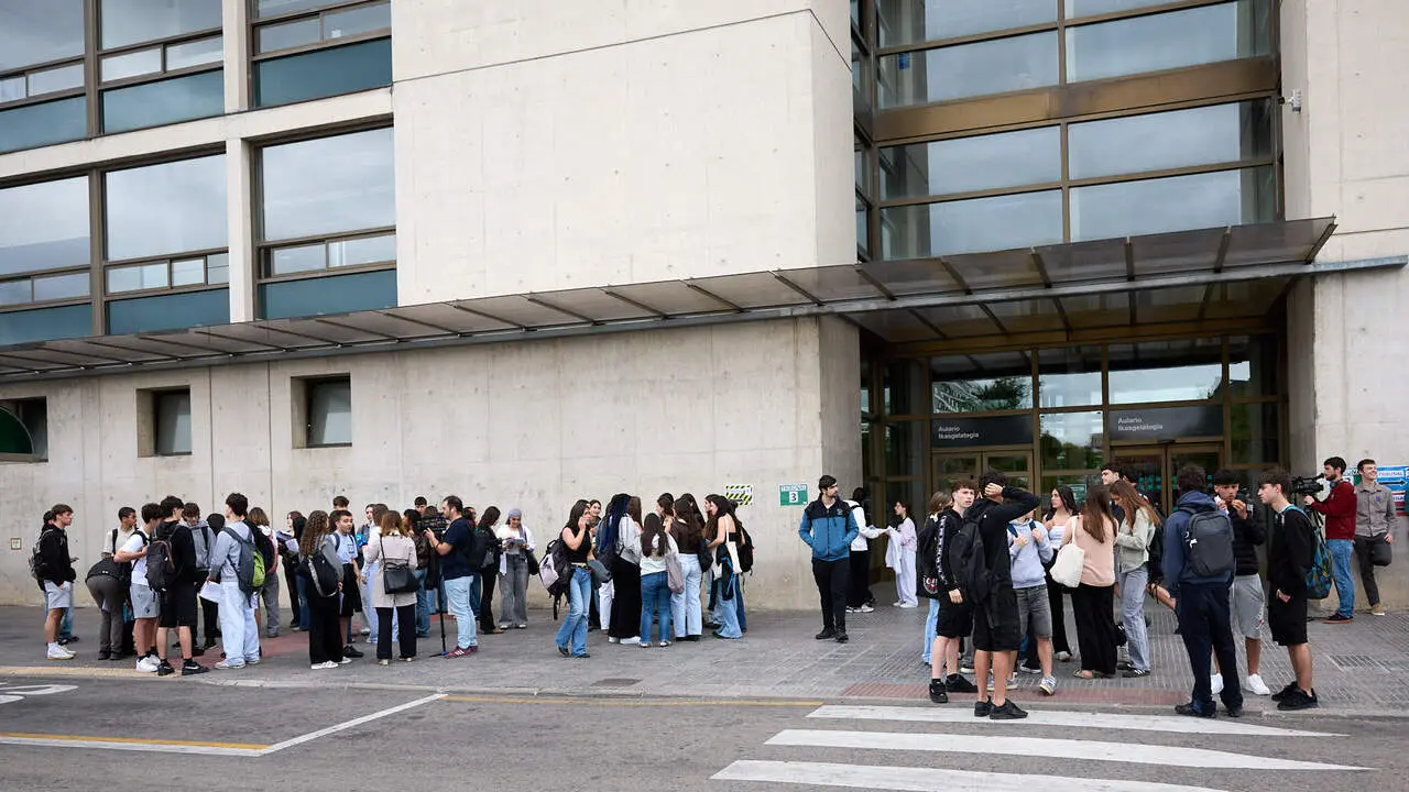 Inicio de la Prueba de Acceso a la Universidad (PAU) 2026, tambi&eacute;n conocida como selectividad, en la Universidad P&uacute;blica de Navarra (UPNA) en Pamplona. I&Ntilde;IGO ALZUGARAY