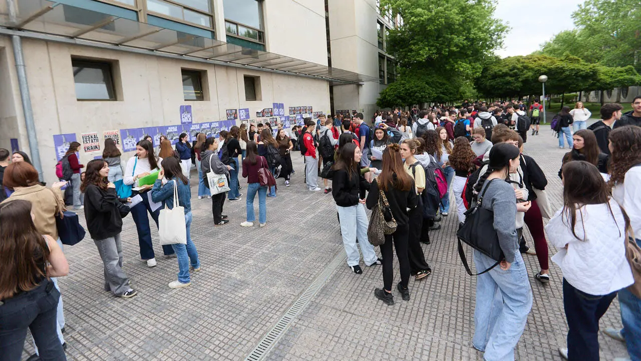 Inicio de la Prueba de Acceso a la Universidad (PAU) 2026, tambi&eacute;n conocida como selectividad, en la Universidad P&uacute;blica de Navarra (UPNA) en Pamplona. I&Ntilde;IGO ALZUGARAY