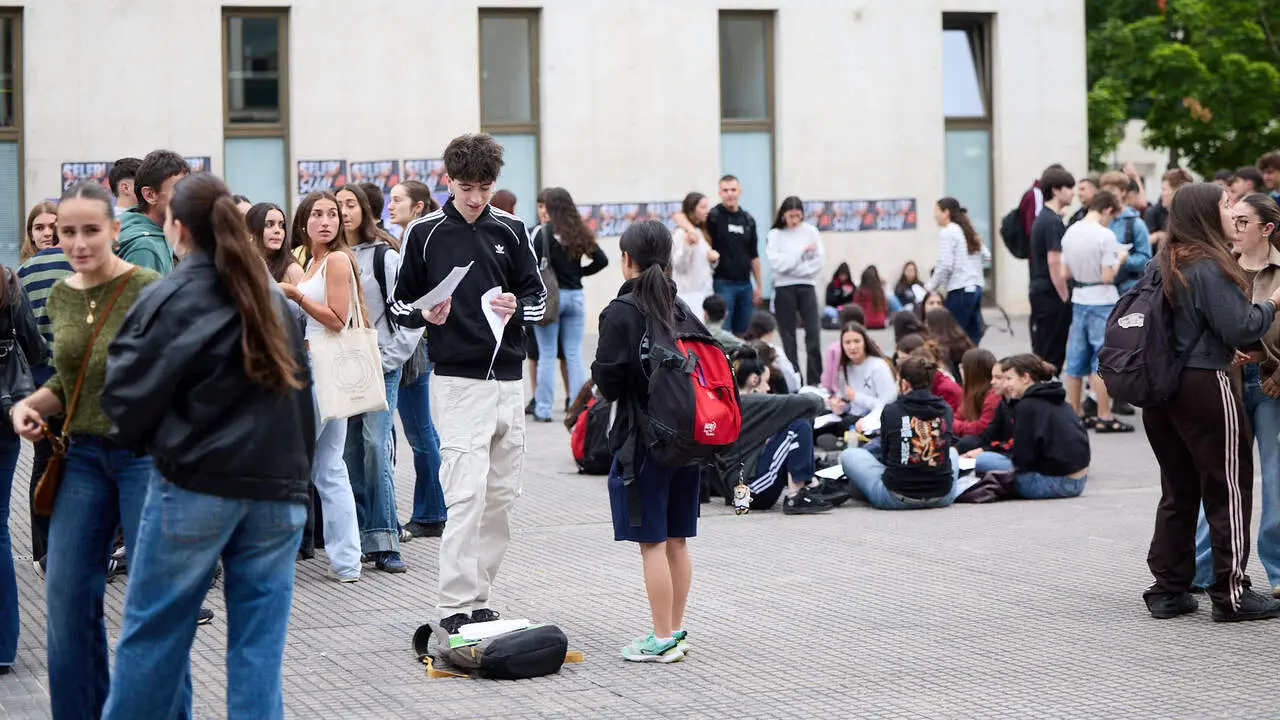Inicio de la Prueba de Acceso a la Universidad (PAU) 2026, tambi&eacute;n conocida como selectividad, en la Universidad P&uacute;blica de Navarra (UPNA) en Pamplona. I&Ntilde;IGO ALZUGARAY