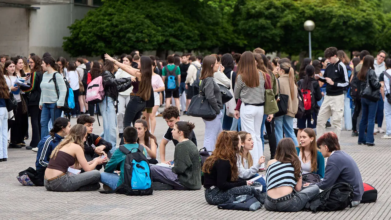 Inicio de la Prueba de Acceso a la Universidad (PAU) 2026, tambi&eacute;n conocida como selectividad, en la Universidad P&uacute;blica de Navarra (UPNA) en Pamplona. I&Ntilde;IGO ALZUGARAY