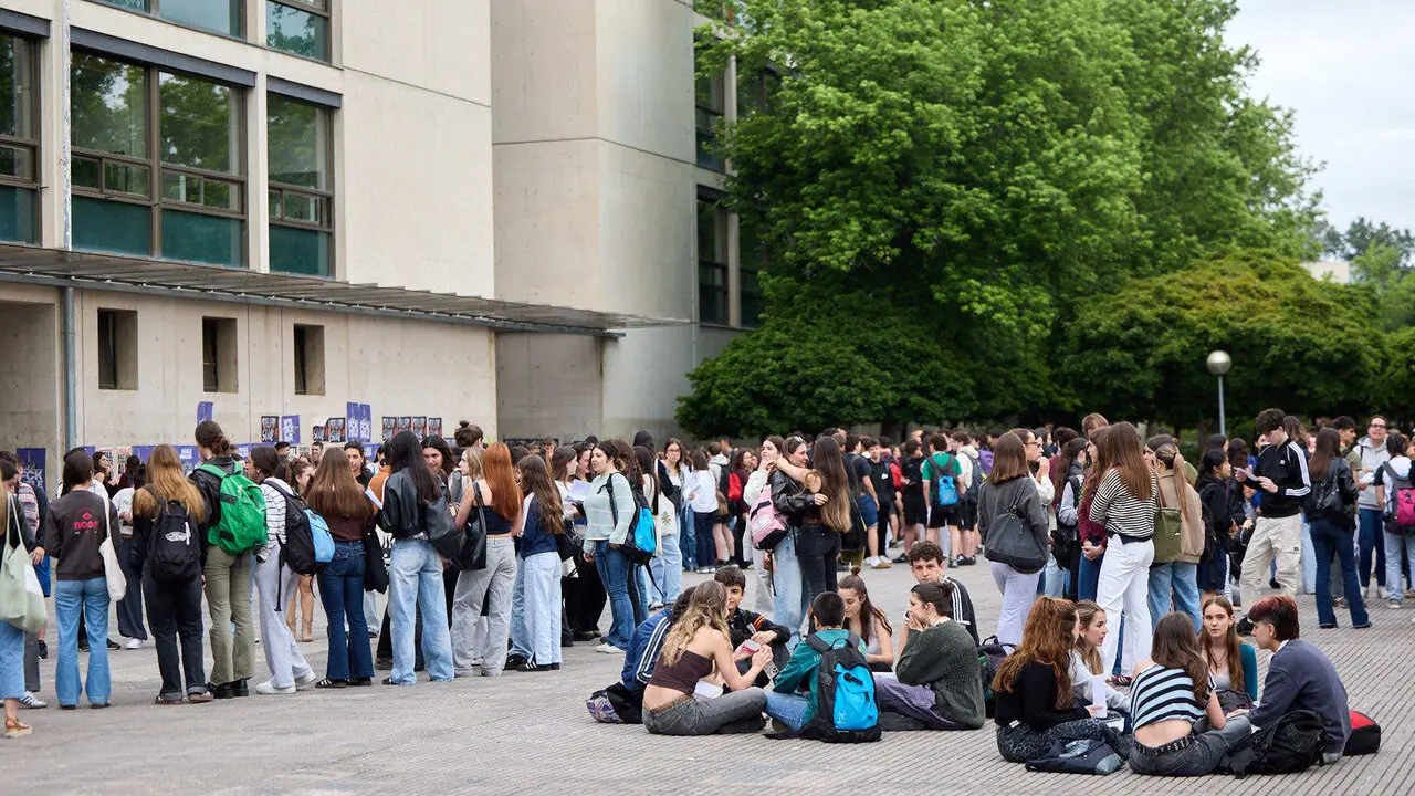 Inicio de la Prueba de Acceso a la Universidad (PAU) 2026, tambi&eacute;n conocida como selectividad, en la Universidad P&uacute;blica de Navarra (UPNA) en Pamplona. I&Ntilde;IGO ALZUGARAY