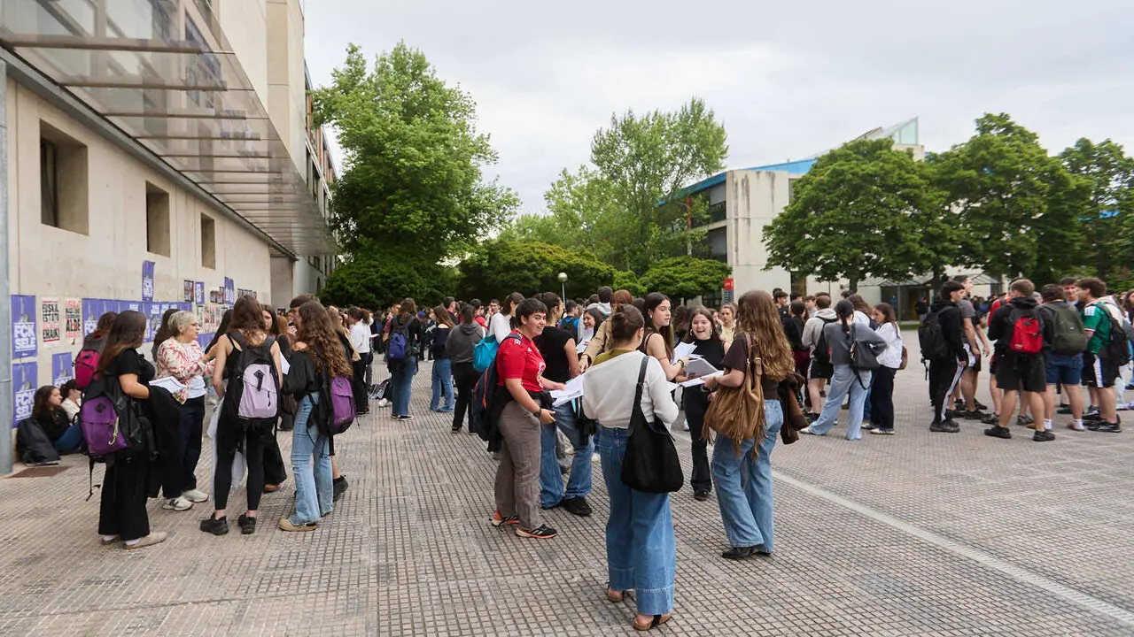 Inicio de la Prueba de Acceso a la Universidad (PAU) 2026, tambi&eacute;n conocida como selectividad, en la Universidad P&uacute;blica de Navarra (UPNA) en Pamplona. I&Ntilde;IGO ALZUGARAY