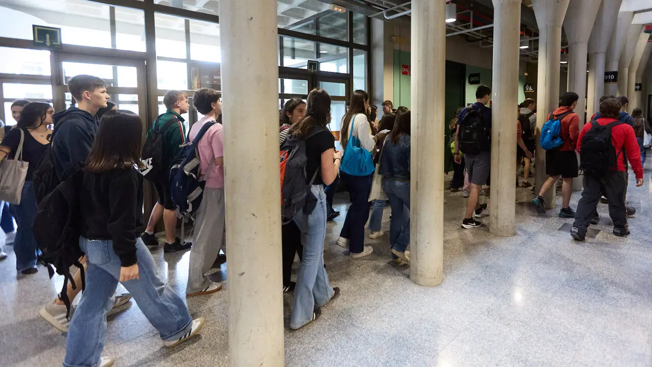 Inicio de la Prueba de Acceso a la Universidad (PAU) 2026, tambi&eacute;n conocida como selectividad, en la Universidad P&uacute;blica de Navarra (UPNA) en Pamplona. I&Ntilde;IGO ALZUGARAY