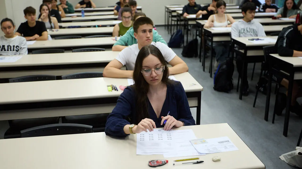 Inicio de la Prueba de Acceso a la Universidad (PAU) 2026, tambi&eacute;n conocida como selectividad, en la Universidad P&uacute;blica de Navarra (UPNA) en Pamplona. I&Ntilde;IGO ALZUGARAY