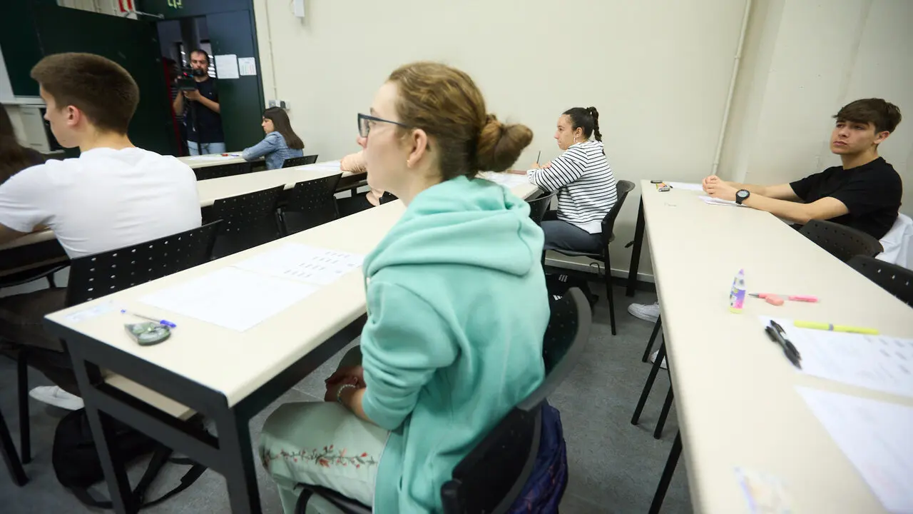 Inicio de la Prueba de Acceso a la Universidad (PAU) 2026, tambi&eacute;n conocida como selectividad, en la Universidad P&uacute;blica de Navarra (UPNA) en Pamplona. I&Ntilde;IGO ALZUGARAY