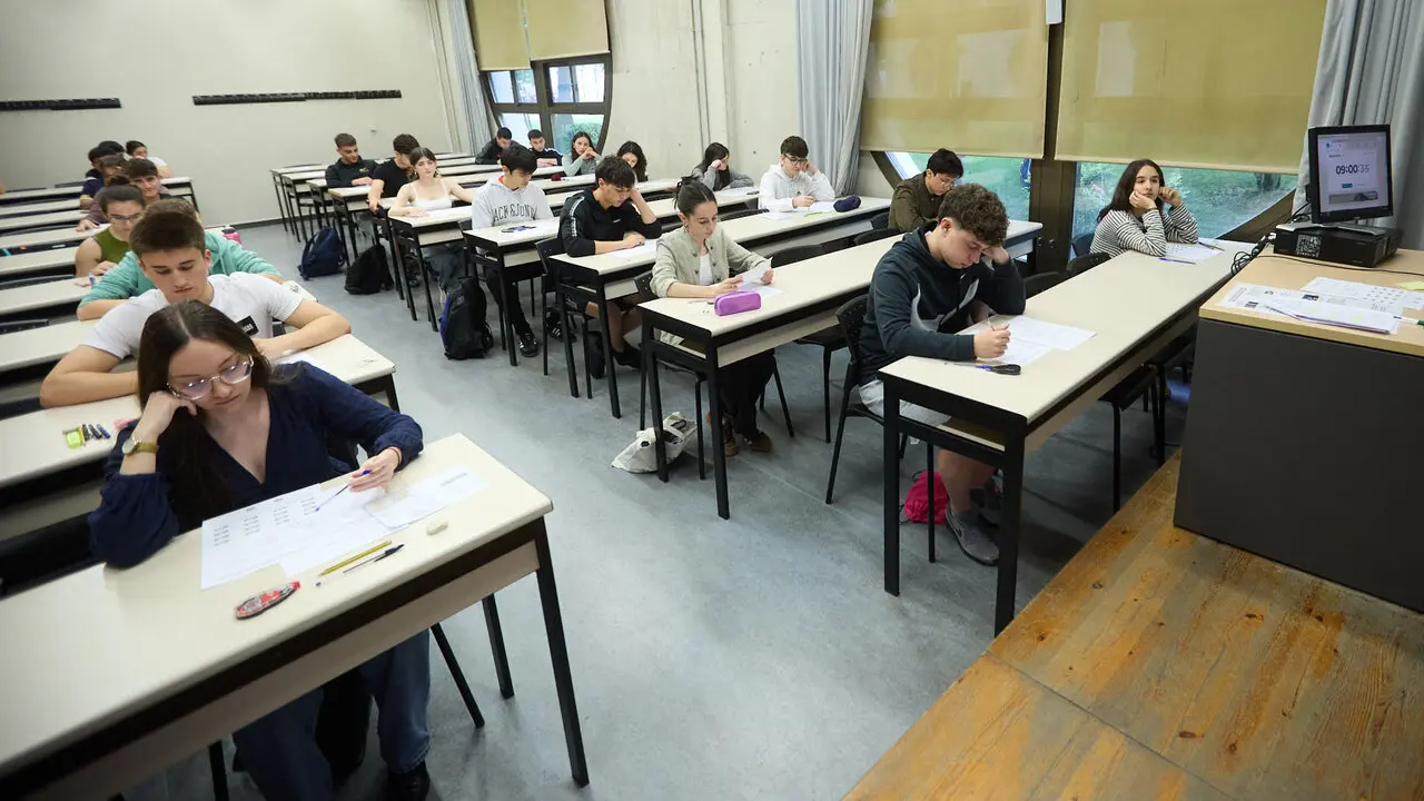 Inicio de la Prueba de Acceso a la Universidad (PAU) 2026, tambi&eacute;n conocida como selectividad, en la Universidad P&uacute;blica de Navarra (UPNA) en Pamplona. I&Ntilde;IGO ALZUGARAY