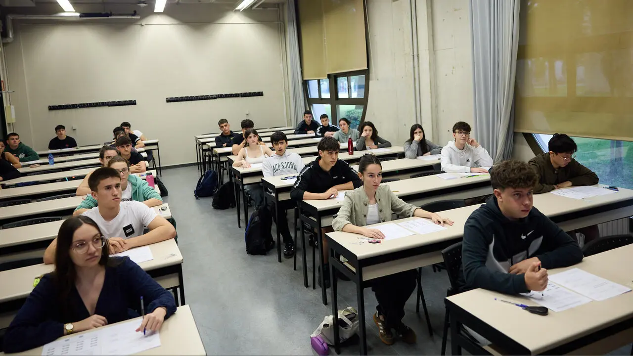 Inicio de la Prueba de Acceso a la Universidad (PAU) 2026, tambi&eacute;n conocida como selectividad, en la Universidad P&uacute;blica de Navarra (UPNA) en Pamplona. I&Ntilde;IGO ALZUGARAY