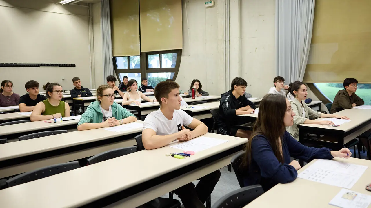 Inicio de la Prueba de Acceso a la Universidad (PAU) 2026, tambi&eacute;n conocida como selectividad, en la Universidad P&uacute;blica de Navarra (UPNA) en Pamplona. I&Ntilde;IGO ALZUGARAY
