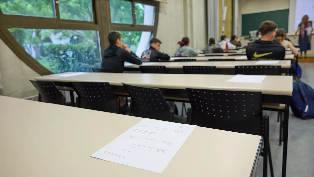 Inicio de la Prueba de Acceso a la Universidad (PAU) 2026, tambi&eacute;n conocida como selectividad, en la Universidad P&uacute;blica de Navarra (UPNA) en Pamplona. I&Ntilde;IGO ALZUGARAY