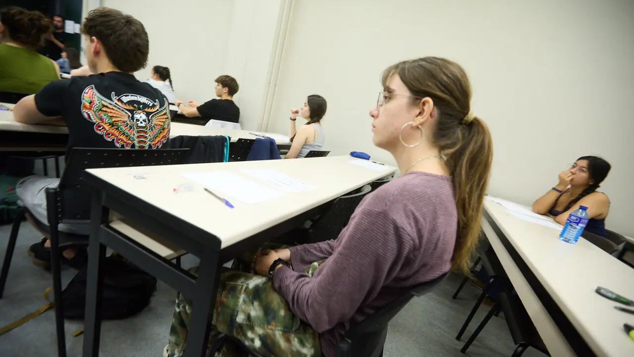 Inicio de la Prueba de Acceso a la Universidad (PAU) 2026, tambi&eacute;n conocida como selectividad, en la Universidad P&uacute;blica de Navarra (UPNA) en Pamplona. I&Ntilde;IGO ALZUGARAY