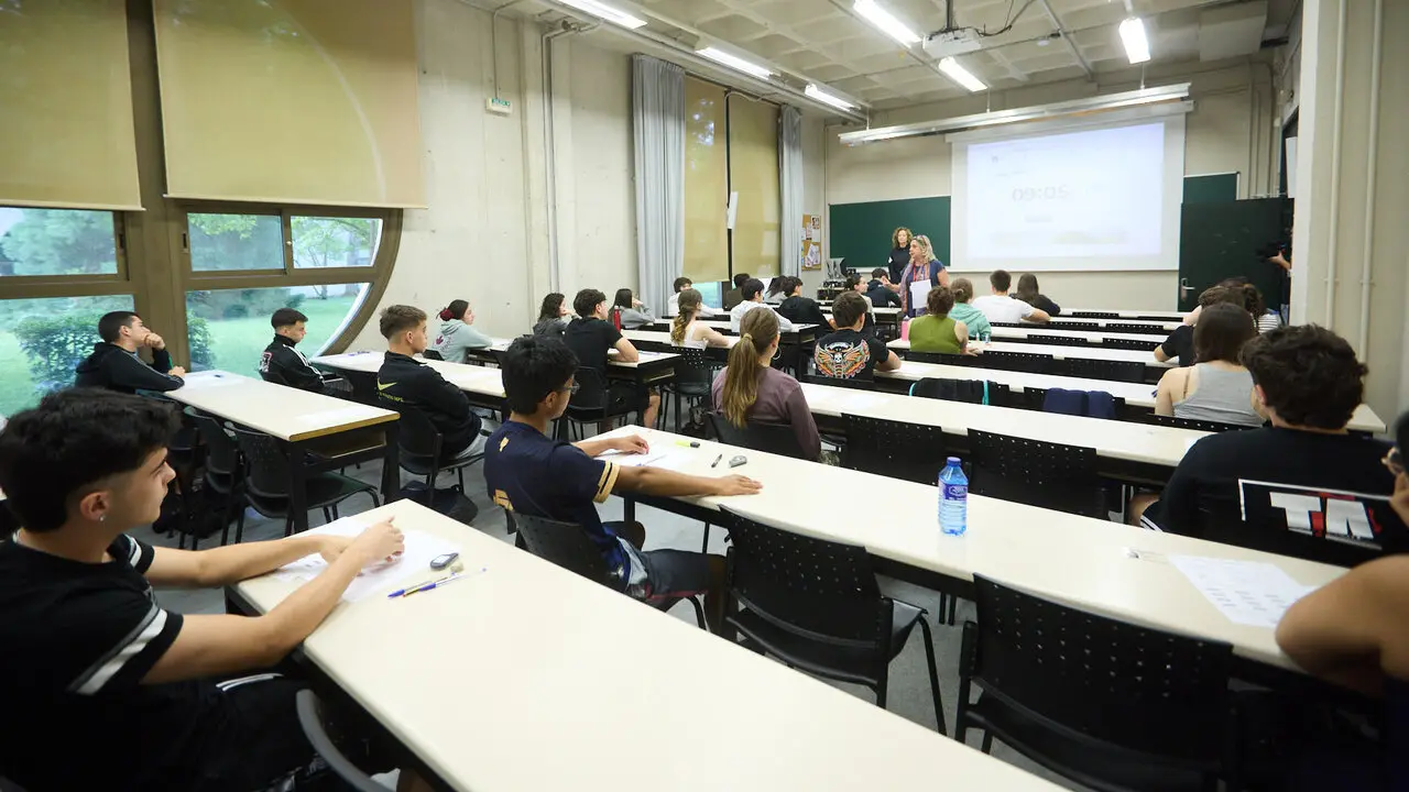 Inicio de la Prueba de Acceso a la Universidad (PAU) 2026, tambi&eacute;n conocida como selectividad, en la Universidad P&uacute;blica de Navarra (UPNA) en Pamplona. I&Ntilde;IGO ALZUGARAY