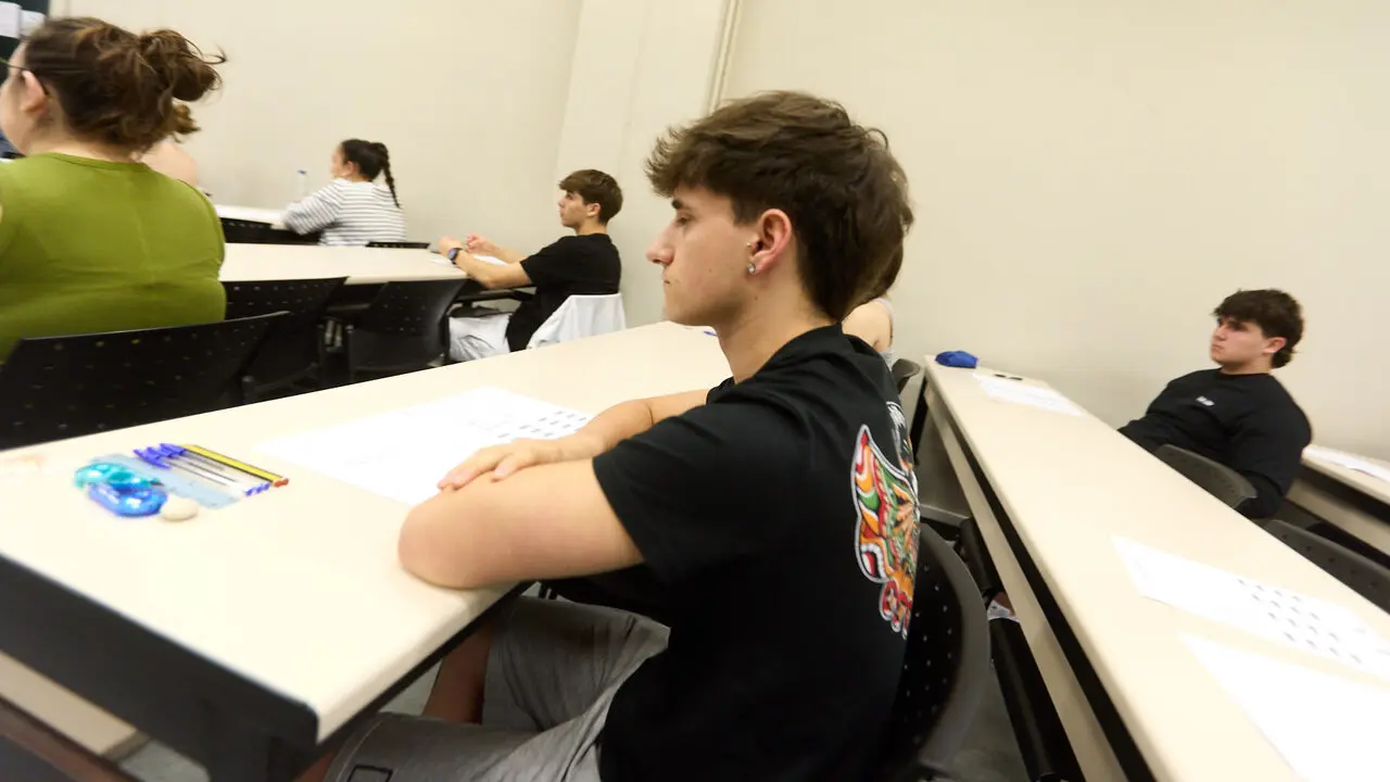 Inicio de la Prueba de Acceso a la Universidad (PAU) 2026, tambi&eacute;n conocida como selectividad, en la Universidad P&uacute;blica de Navarra (UPNA) en Pamplona. I&Ntilde;IGO ALZUGARAY
