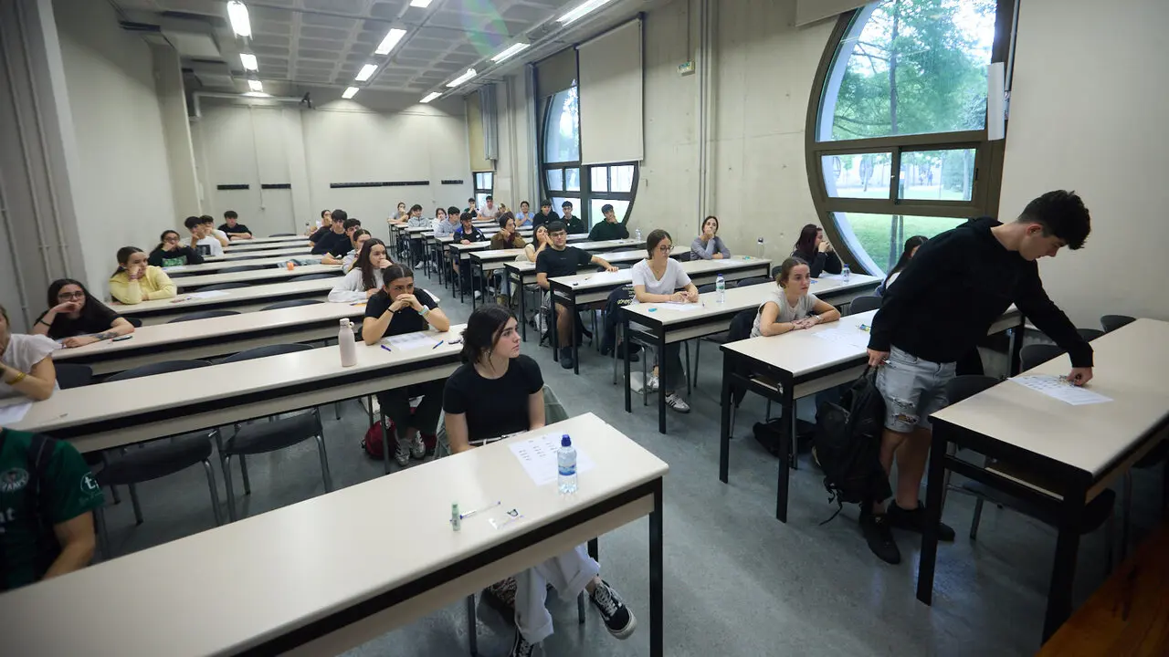 Inicio de la Prueba de Acceso a la Universidad (PAU) 2026, tambi&eacute;n conocida como selectividad, en la Universidad P&uacute;blica de Navarra (UPNA) en Pamplona. I&Ntilde;IGO ALZUGARAY