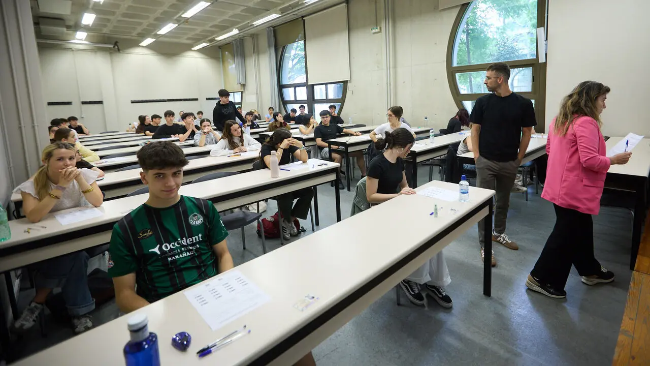 Inicio de la Prueba de Acceso a la Universidad (PAU) 2026, tambi&eacute;n conocida como selectividad, en la Universidad P&uacute;blica de Navarra (UPNA) en Pamplona. I&Ntilde;IGO ALZUGARAY
