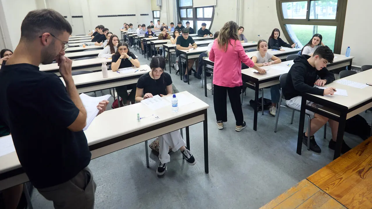 Inicio de la Prueba de Acceso a la Universidad (PAU) 2026, tambi&eacute;n conocida como selectividad, en la Universidad P&uacute;blica de Navarra (UPNA) en Pamplona. I&Ntilde;IGO ALZUGARAY