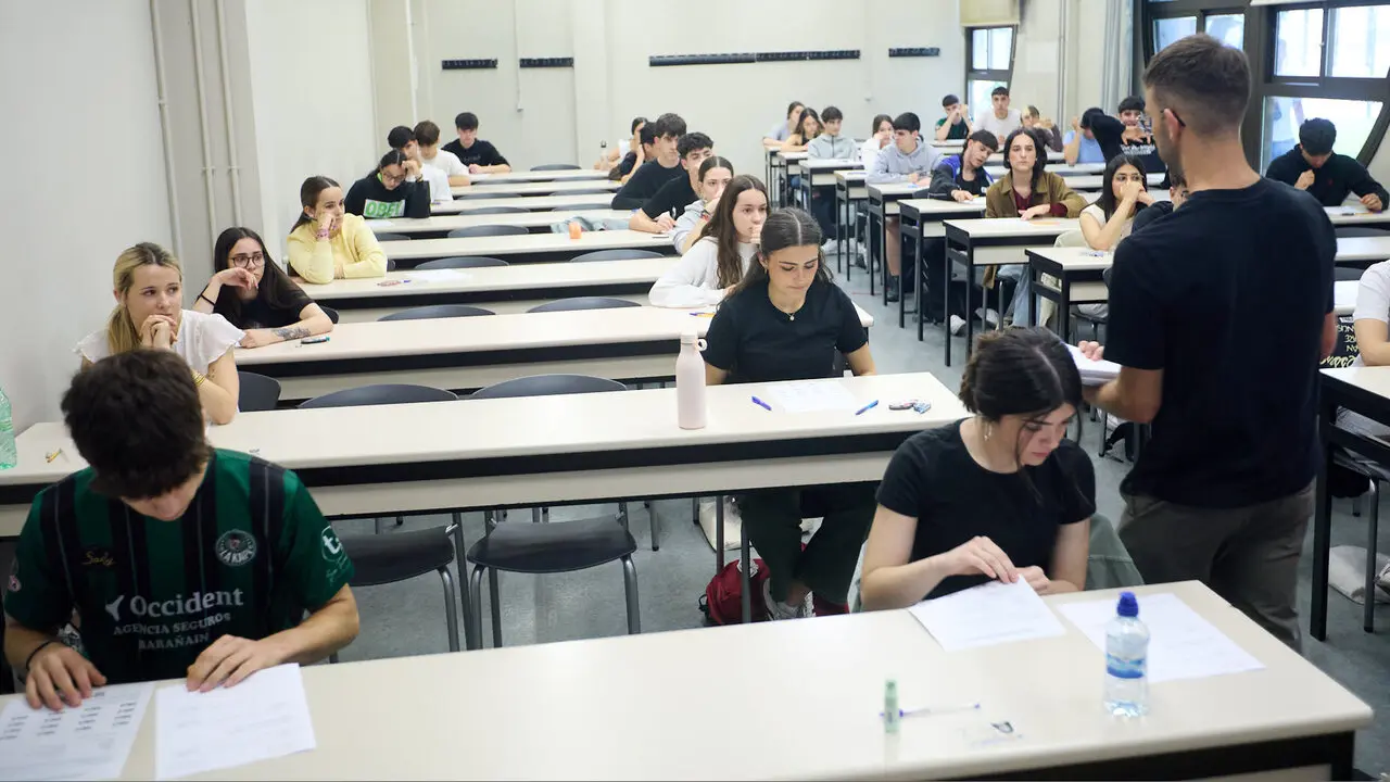 Inicio de la Prueba de Acceso a la Universidad (PAU) 2026, tambi&eacute;n conocida como selectividad, en la Universidad P&uacute;blica de Navarra (UPNA) en Pamplona. I&Ntilde;IGO ALZUGARAY