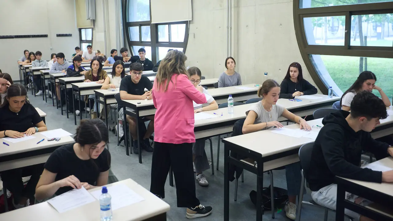 Inicio de la Prueba de Acceso a la Universidad (PAU) 2026, tambi&eacute;n conocida como selectividad, en la Universidad P&uacute;blica de Navarra (UPNA) en Pamplona. I&Ntilde;IGO ALZUGARAY