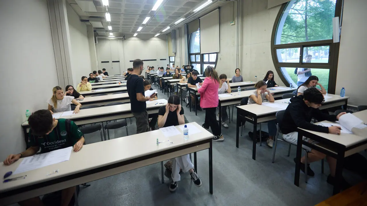 Inicio de la Prueba de Acceso a la Universidad (PAU) 2026, tambi&eacute;n conocida como selectividad, en la Universidad P&uacute;blica de Navarra (UPNA) en Pamplona. I&Ntilde;IGO ALZUGARAY