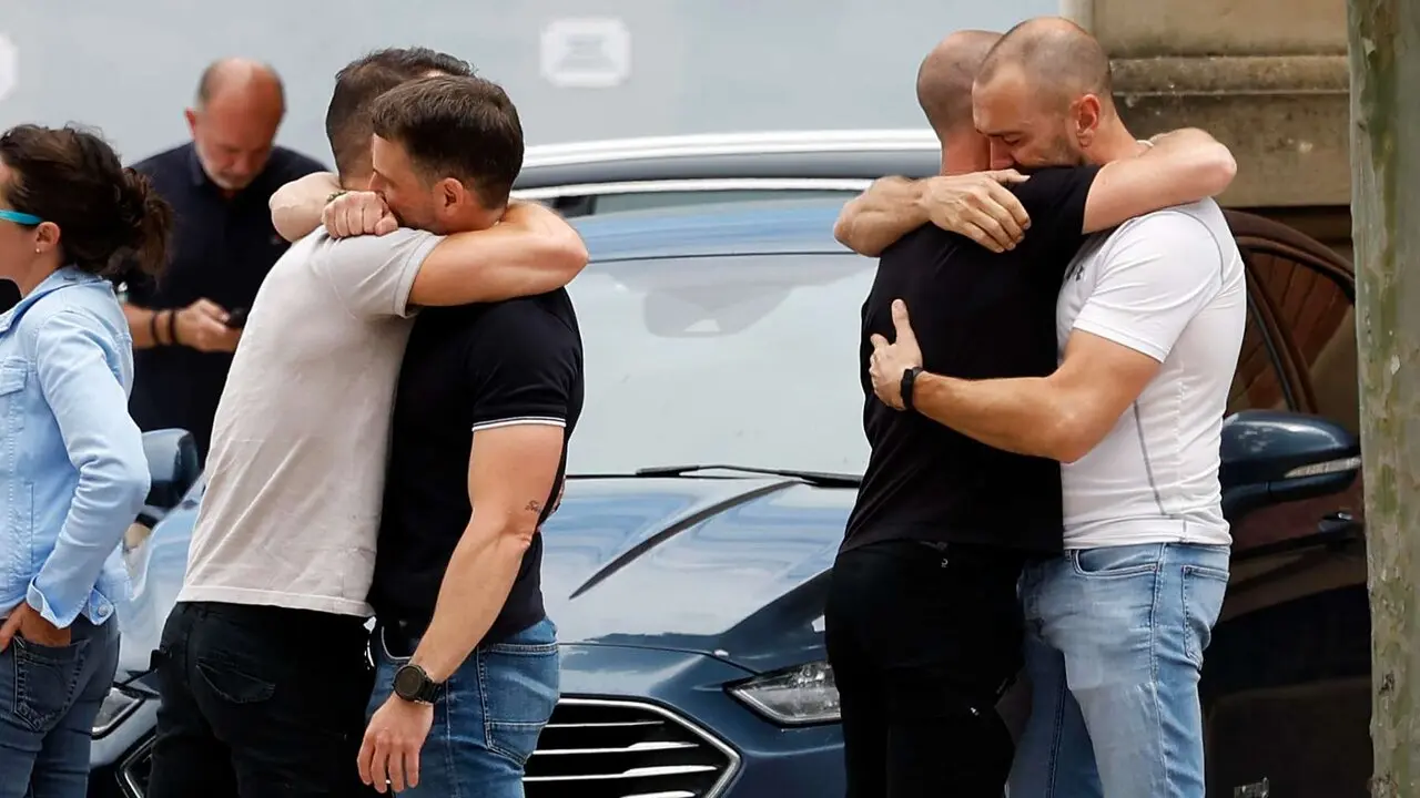 Compa&ntilde;eros de los cinco agentes fallecidos en un accidente de tr&aacute;fico en Elgoibar se abrazan en la comisar&iacute;a central de Polic&iacute;a Foral en Beloso, tras conocer el tr&aacute;gico accidente que ha costado la vida a sus compa&ntilde;eros. EFE/ Jes&uacute;s Diges