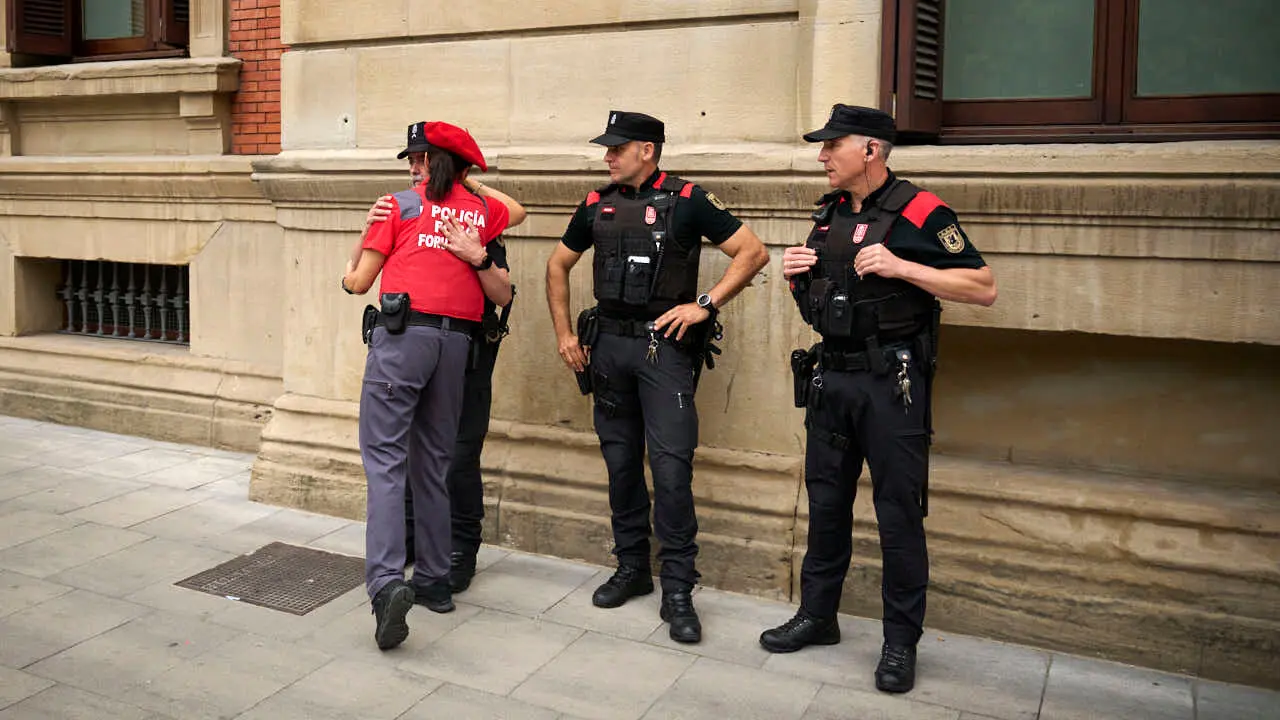 Una agente de la Polic&iacute;a Foral saluda a sus compa&ntilde;eros durante el homenaje a los cinco polic&iacute;as forales fallecidos en un accidente de tr&aacute;fico. PABLO LASAOSA