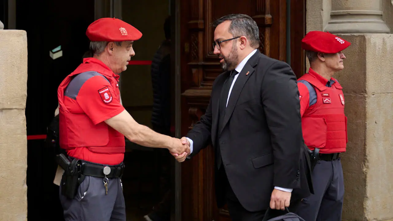 Javier Rem&iacute;rez, vicepresidente del Gobierno de Navarra, saluda a agentes de la Polic&iacute;a Foral durante el homenaje a los cinco polic&iacute;as forales fallecidos en un accidente de tr&aacute;fico. PABLO LASAOSA