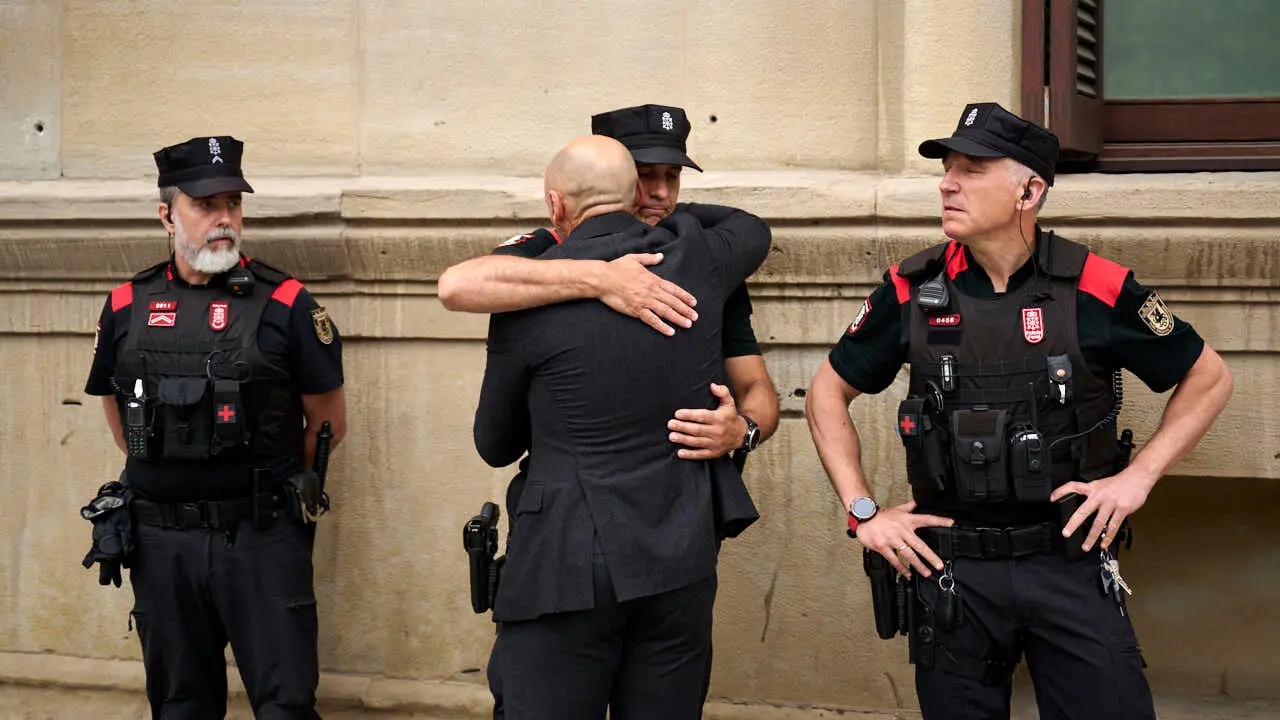 Una persona saluda a agentes de la Polic&iacute;a Foral durante el homenaje a los cinco polic&iacute;as forales fallecidos en un accidente de tr&aacute;fico. PABLO LASAOSA