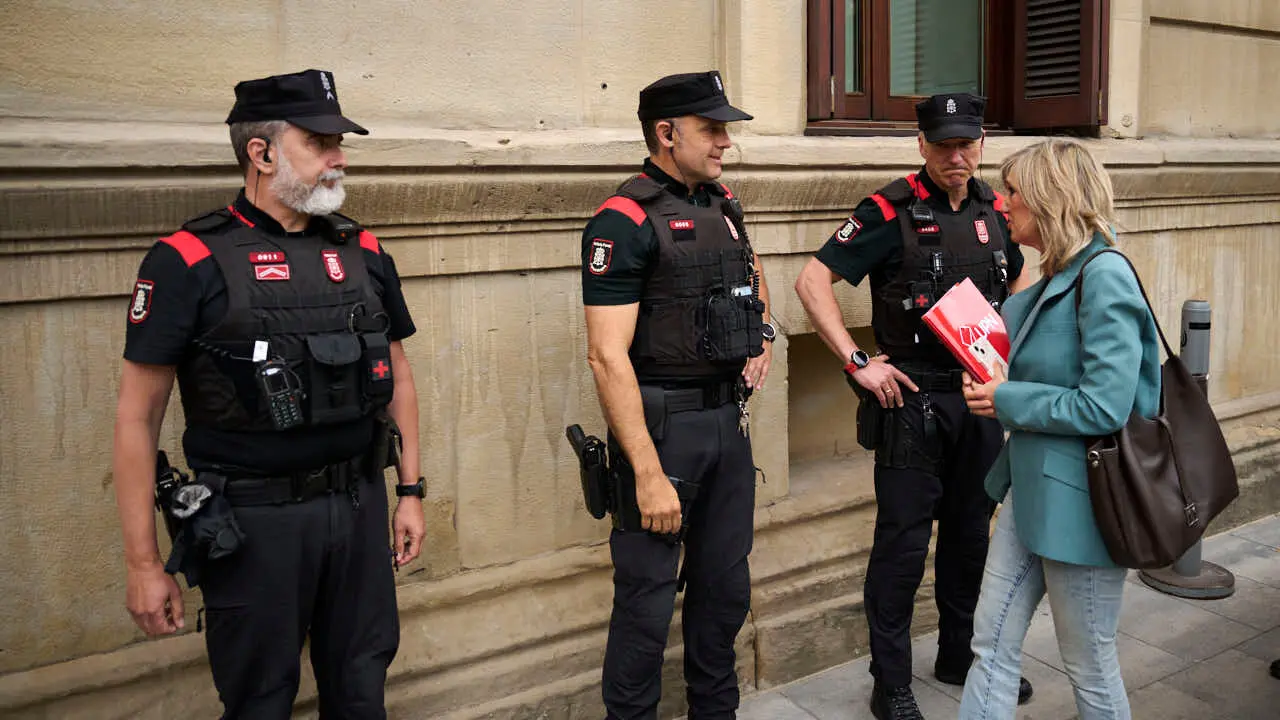Cristina Ibarrola, presidenta de UPN, saluda a agentes de la Polic&iacute;a Foral durante el homenaje a los cinco polic&iacute;as forales fallecidos en un accidente de tr&aacute;fico. PABLO LASAOSA