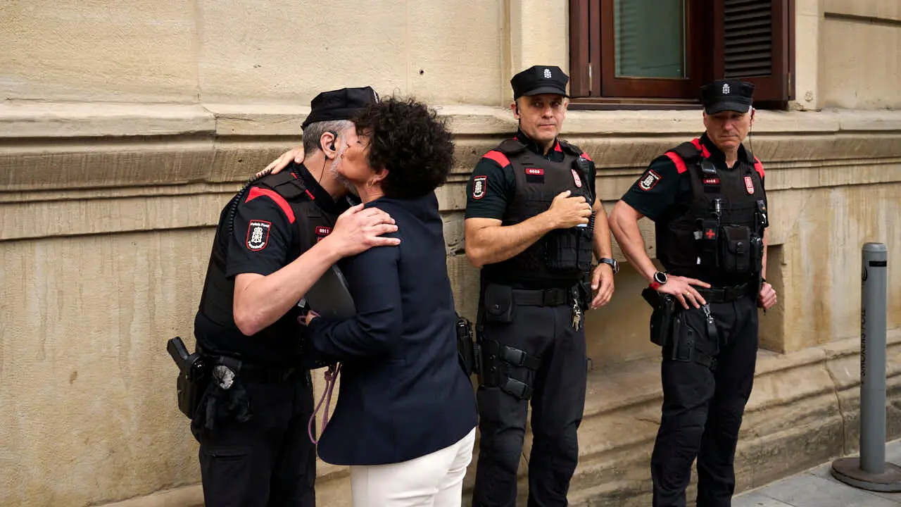 Inma Jur&iacute;o, consejera de Interior, saluda a agentes de la Polic&iacute;a Foral durante el homenaje a los cinco polic&iacute;as forales fallecidos en un accidente de tr&aacute;fico. PABLO LASAOSA