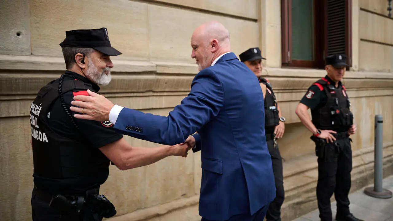 Javier Esparza, de UPN, saluda a agentes de la Polic&iacute;a Foral durante el homenaje a los cinco polic&iacute;as forales fallecidos en un accidente de tr&aacute;fico. PABLO LASAOSA