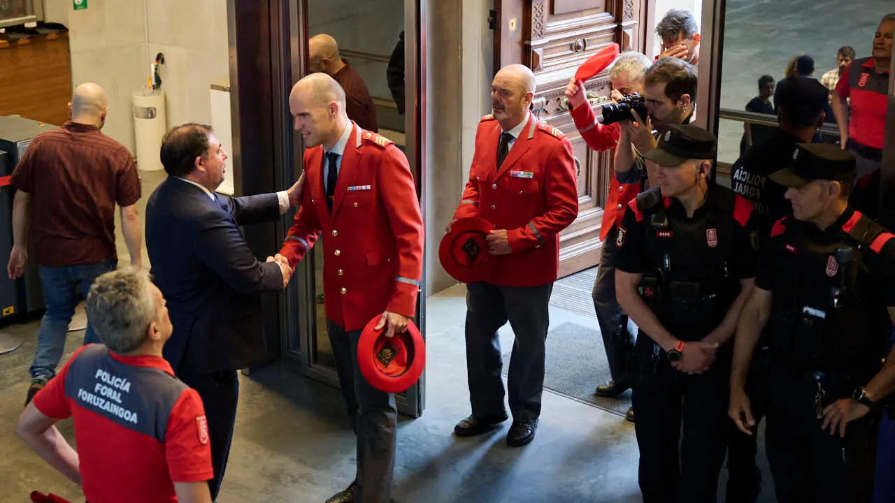 Unai Hualde, presidente del Parlamento de Navarra, saluda a Iv&aacute;n Ortueta, jefe de la Polic&iacute;a Foral, durante el homenaje a los cinco polic&iacute;as forales fallecidos en un accidente de tr&aacute;fico. PABLO LASAOSA