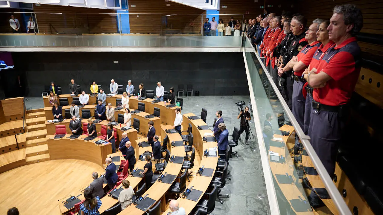 Minuto de silencio en el Parlamento de Navarra en recuerdo de los cinco polic&iacute;as forales fallecidos en un accidente de tr&aacute;fico. PABLO LASAOSA