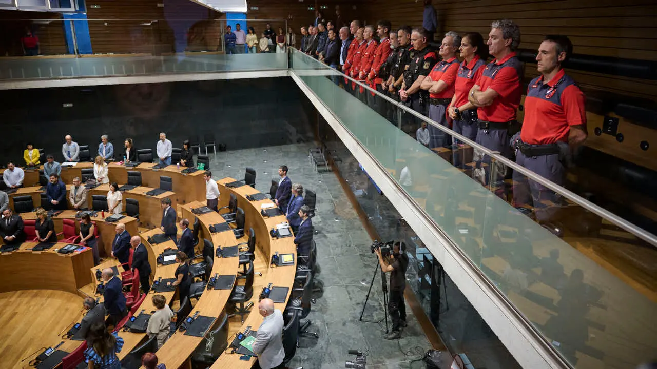 Minuto de silencio en el Parlamento de Navarra en recuerdo de los cinco polic&iacute;as forales fallecidos en un accidente de tr&aacute;fico. PABLO LASAOSA