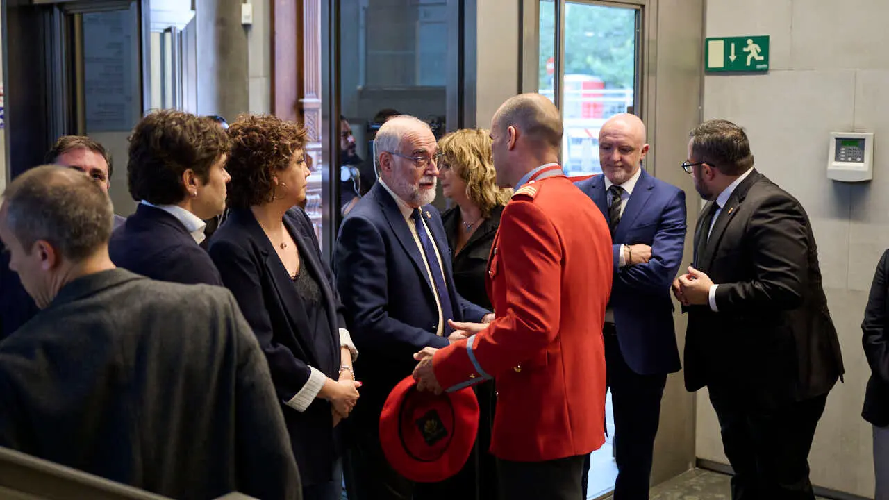 Fernando Dom&iacute;nguez, consejero de Salud, junto a Iv&aacute;n Ortueta, jefe de la Polic&iacute;a Foral, durante el homenaje a los cinco polic&iacute;as forales fallecidos en un accidente de tr&aacute;fico. PABLO LASAOSA