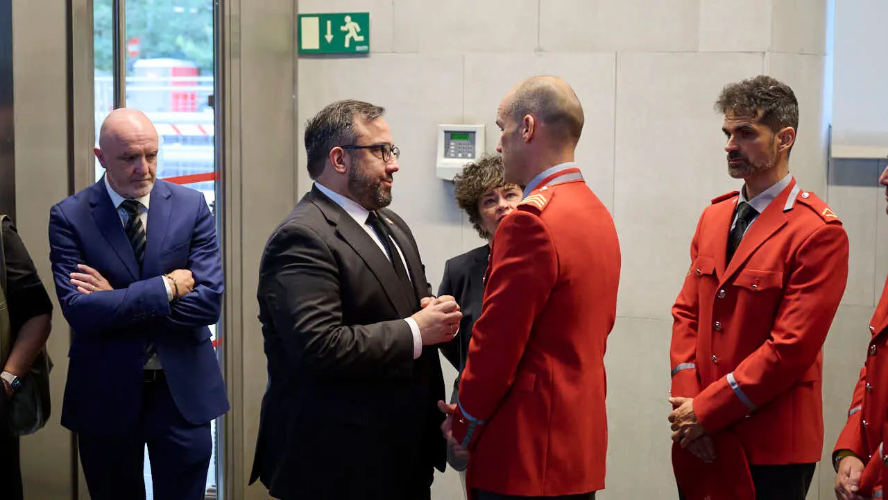 Unai Hualde, presidente del Parlamento de Navarra, durante el homenaje a los cinco polic&iacute;as forales fallecidos en un accidente de tr&aacute;fico. PABLO LASAOSA